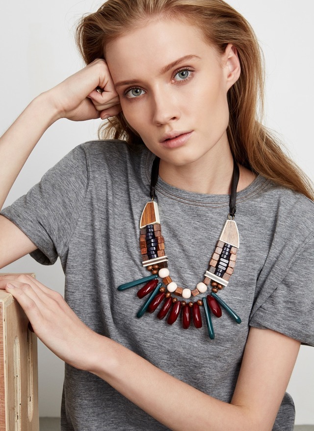 Collar de madera con lazada. Adolfo Domínguez mujer. 2015.